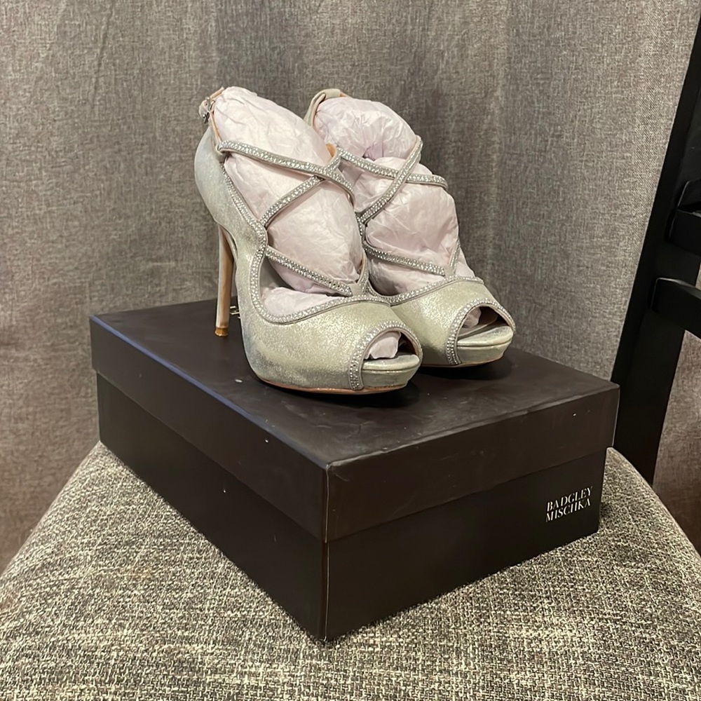 Badgley Mischka Laguna Platform Peep Toe Heel Pumps Silver Metallic Suede US 8.0